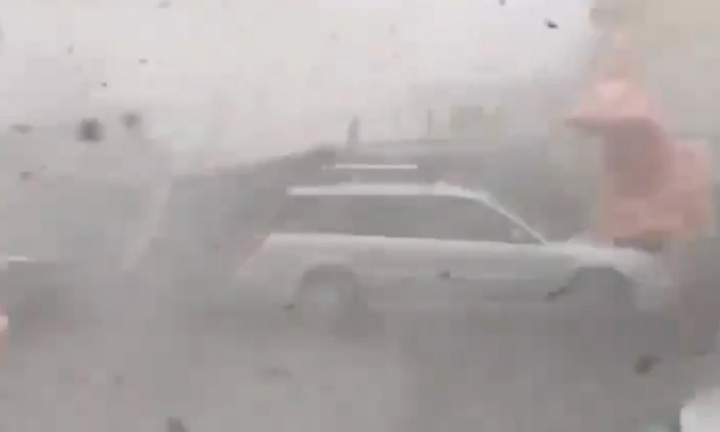 Clip: Siêu bão Melissa cuốn phăng mái nhà, giật đổ cây cối và gây ngập lụt kinh hoàng tại Jamaica