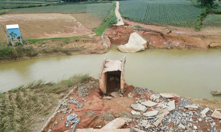 Cầu ở Thanh Hóa bị sập sau mưa lũ