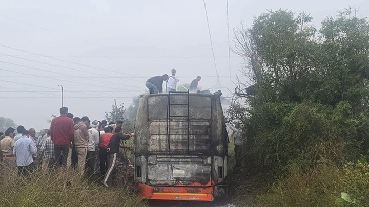 Clip: Xe buýt bốc cháy do chạm dây điện cao thế, 2 người thiệt mạng