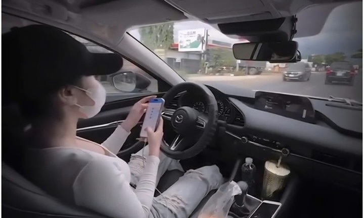 Công an xác minh clip cô gái thả 2 tay, lướt điện thoại khi lái ô tô