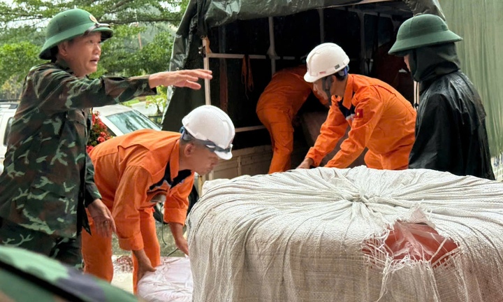 Hỗ trợ khẩn cấp trang thiết bị và nhân lực ứng phó mưa lũ tại Miền Trung