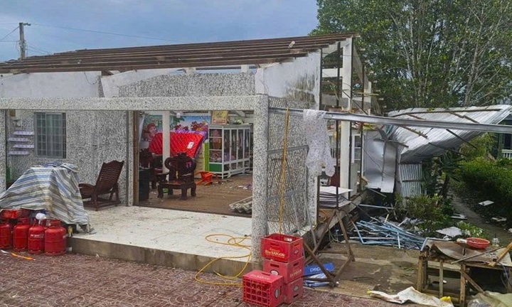 Tin thời sự ngày (30/10): Lốc xoáy thổi bay hàng chục nhà ở Cà Mau