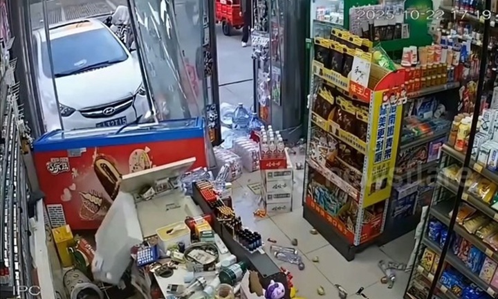 Clip: Nữ tài xế hoảng loạn, đạp nhầm chân ga khiến ôtô lao vào cửa hàng tiện lợi