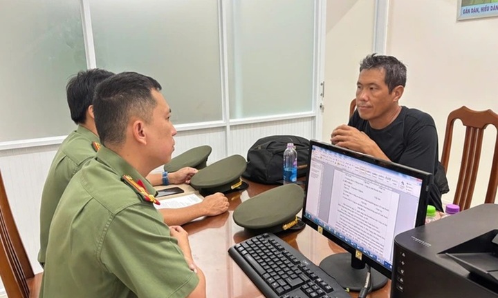 Công an trục xuất người đàn ông quốc tịch nước ngoài, bị Interpol truy nã đỏ, lẩn trốn ở Khánh Hòa
