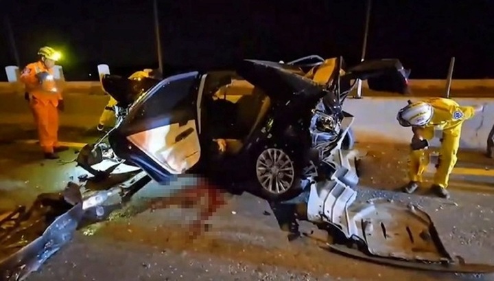 Clip: Tai nạn liên hoàn trên cao tốc, 5 ô tô tông nhau, 8 người thương vong