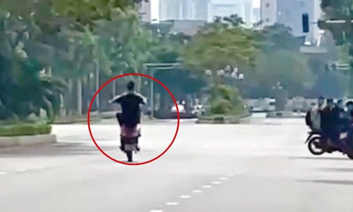 Thiếu niên lấy xe máy