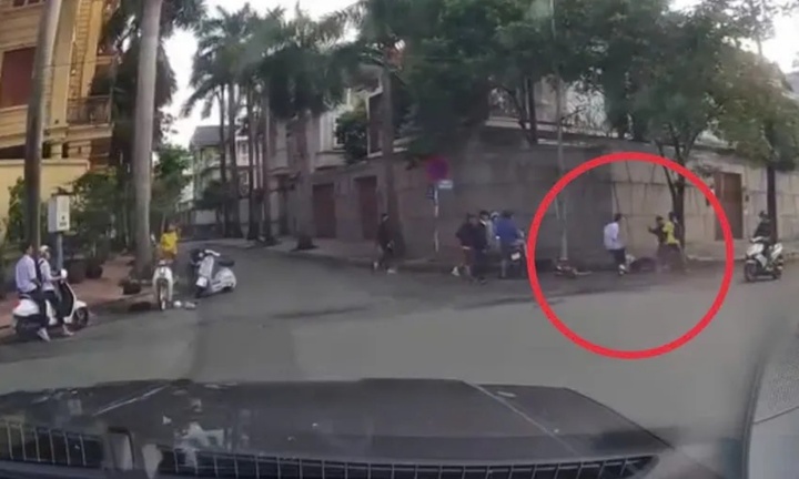 Xác minh clip nhóm người mặc đồng phục học sinh đánh nhau, một thiếu niên co giật tại hiện trường