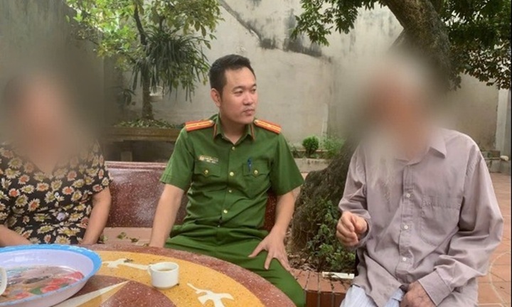 Hà Nội: Quan sát camera ở nhà, người đàn ông phát hiện bố mẹ có biểu hiện sợ hãi nên báo công an
