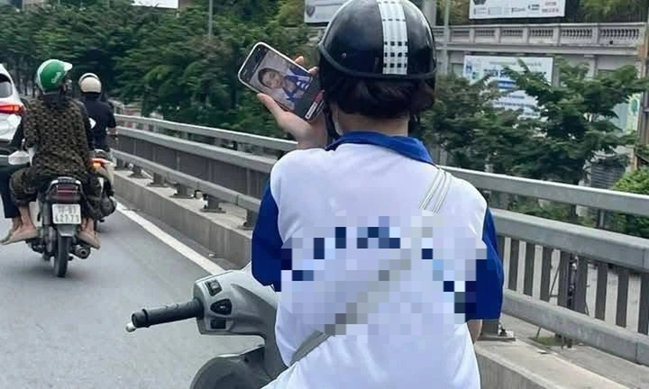 Nữ sinh 19 tuổi bị phạt 1,4 triệu đồng vì vừa lái xe vừa xem TikTok