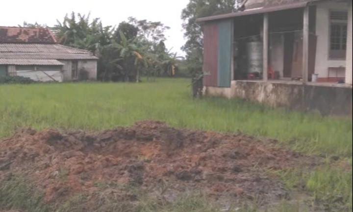 Hố lớn xuất hiện sau tiếng nổ 