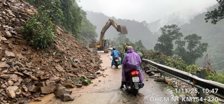 Mưa lũ khiến nhiều tuyến quốc lộ ở miền Trung 