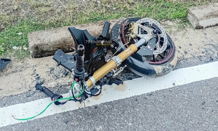 Hiện trường vụ nam thanh niên đi xe phân khối lớn tử vong bên đường ở Khánh Hòa