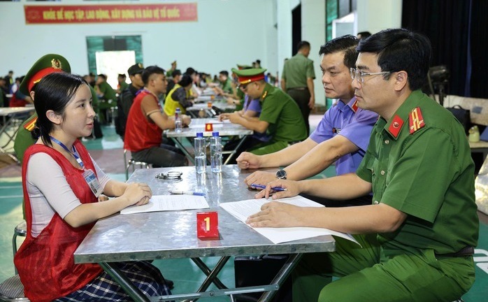 Phá đường dây lừa đảo ở Campuchia chiếm đoạt hơn 300 tỷ: Bà trùm cầm đầu là ai?