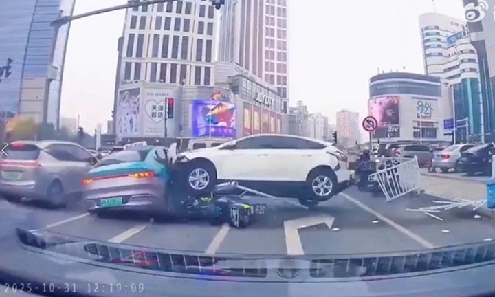 Clip: Lùi xe trong bãi đậu, nữ tài xế bất ngờ lao ra đường tông trúng nhiều phương tiện