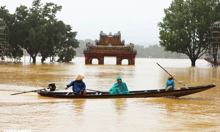 Bộ GD&ĐT ra công điện về việc tập trung ứng phó, khắc phục hậu quả do mưa lũ tại khu vực Trung Bộ