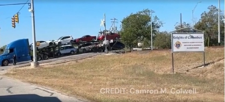 Clip: Xe đầu kéo bị tàu hỏa tông trực diện sau khi mắc kẹt trên đường ray