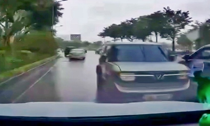 Hà Nội: Nữ tài xế lái ô tô đi ngược chiều bị phạt 19 triệu đồng