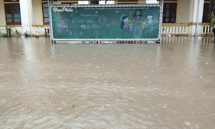 Hơn 18.000 học sinh Hà Tĩnh phải nghỉ học do ảnh hưởng của mưa lũ