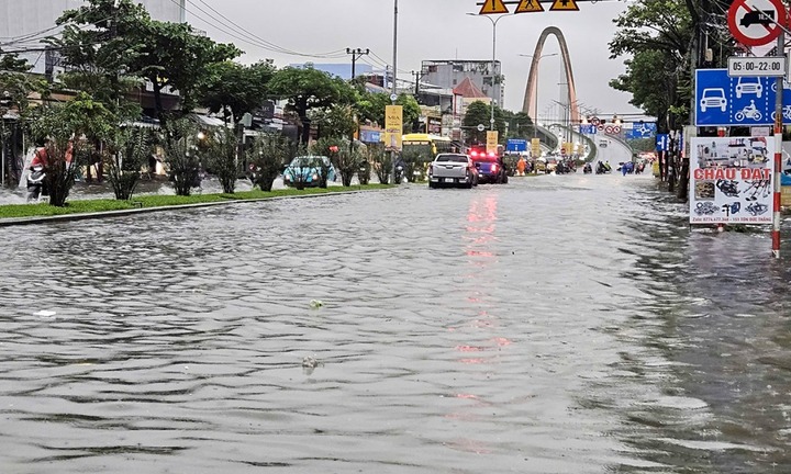 Mưa lớn kéo dài, Đà Nẵng ngập nặng trở lại, người dân gồng mình chỗng lũ