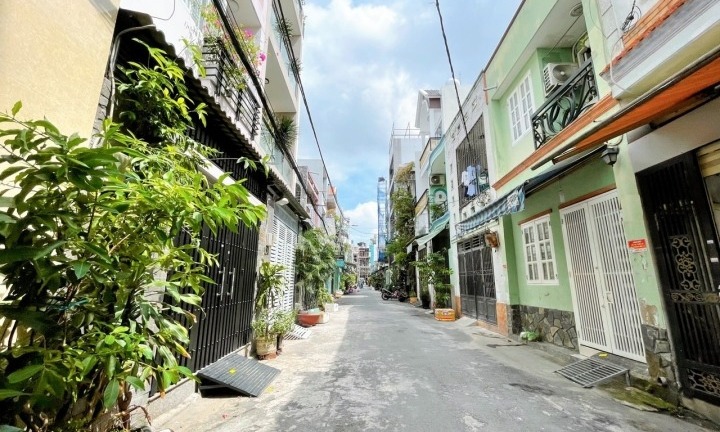 Nên mua nhà nhỏ trong hẻm to hay nhà to trong hẻm nhỏ?