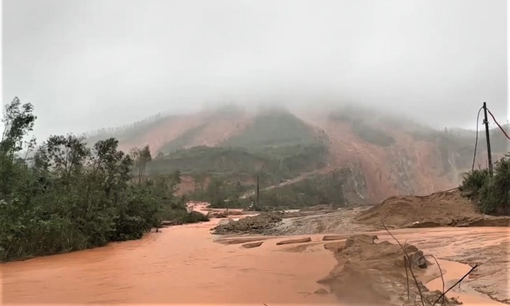 Núi Rú Rác ở Hà Tĩnh xảy ra sạt lở nghiêm trọng, đất trôi xuống như 