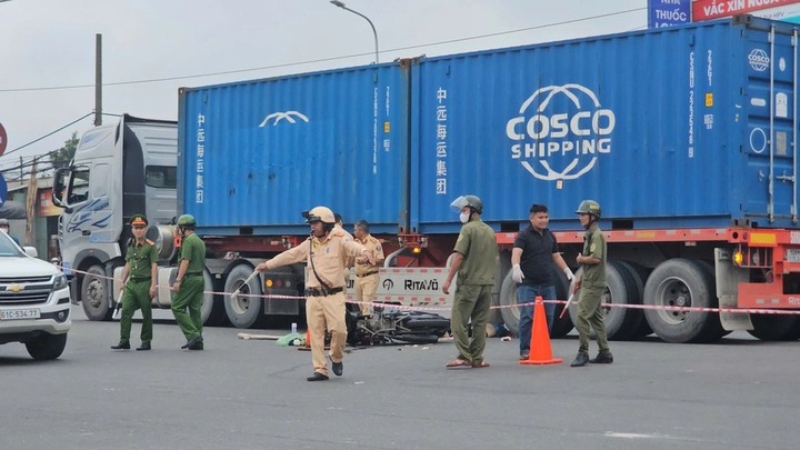 Tin tức tai nạn giao thông mới nhất ngày 4/11: Xe container va chạm xe máy, một người tử vong