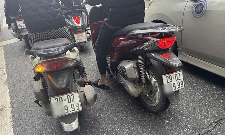 Hà Nội: Xác minh, xử lý trường hợp 2 xe mô tô gắn cùng một biển kiểm soát