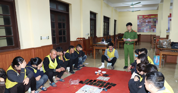 Cảnh sát đột kích sới bạc ở Ninh Bình, bắt giữ 21 đối tượng