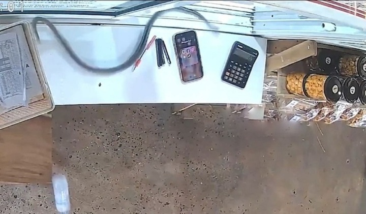 Clip: Thót tim khoảnh khắc con rắn lao từ trên trần xuống, cô gái hét lên rồi bỏ chạy ra xa