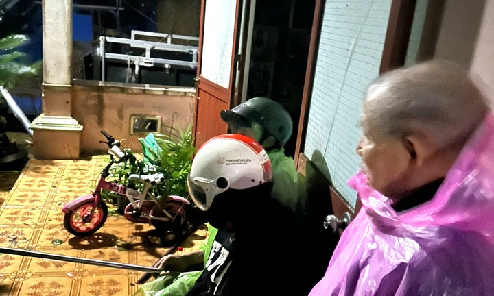 Clip: Mái tôn bị bão thổi tung, một gia đình ở Gia Lai đội mũ bảo hiểm kêu cứu