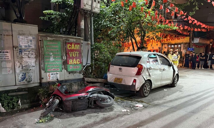 Khoảnh khắc ô tô tông liên hoàn nhiều phương tiện rồi bỏ chạy ở Hà Nội