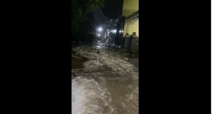 Quảng Ngãi: Nước biển tràn vào nhà dân, cuốn trôi đồ đạc