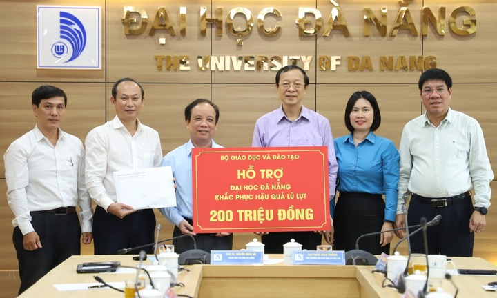 Thứ trưởng Bộ GD&ĐT đề nghị xem xét hoãn, giảm học phí cho sinh viên vùng lũ