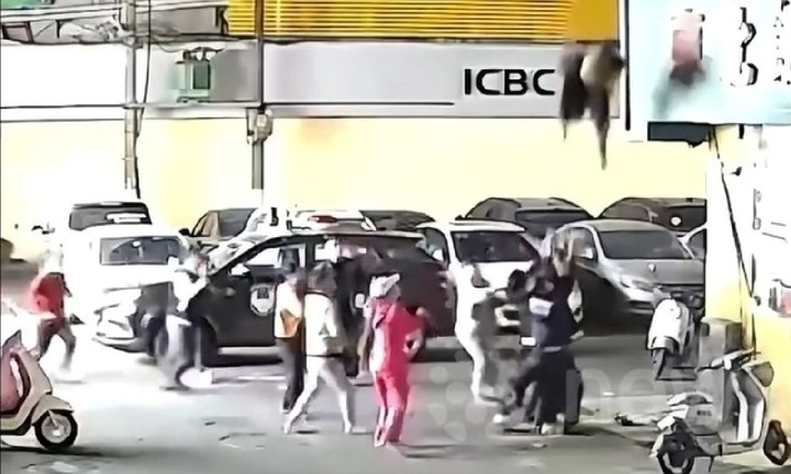 Clip: Người phụ nữ say xỉn rơi tự do từ mái nhà và cái kết khó tin