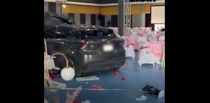 Clip: Vô tình cài nhầm số, người phụ nữ 41 tuổi tông thẳng xe điện vào tiệc cưới