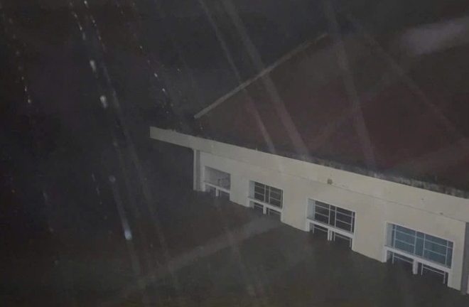 Đắk Lắk: Bão vừa qua, lũ dâng lút mái nhà trong đêm, người dân không kịp trở tay