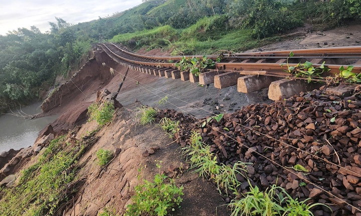 Đường sắt khẩn trương khắc phục các vị trí sạt lở do ảnh hưởng của bão số 13