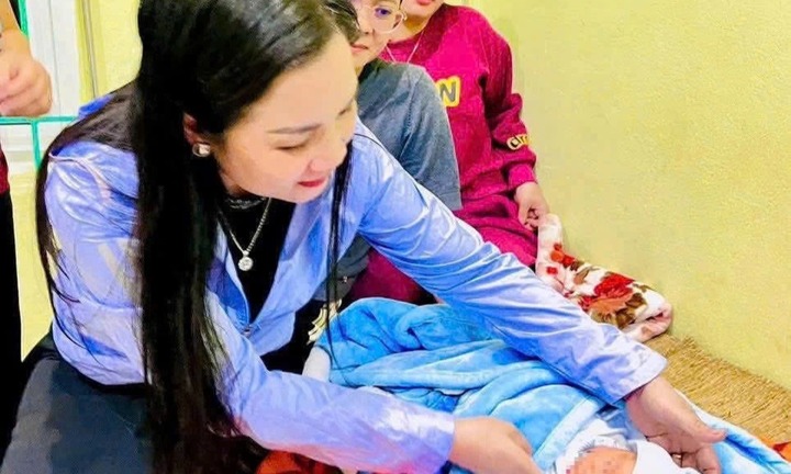 Bé trai sơ sinh 3 ngày tuổi, nặng 3,2kg bị bỏ rơi trước cửa nhà dân 