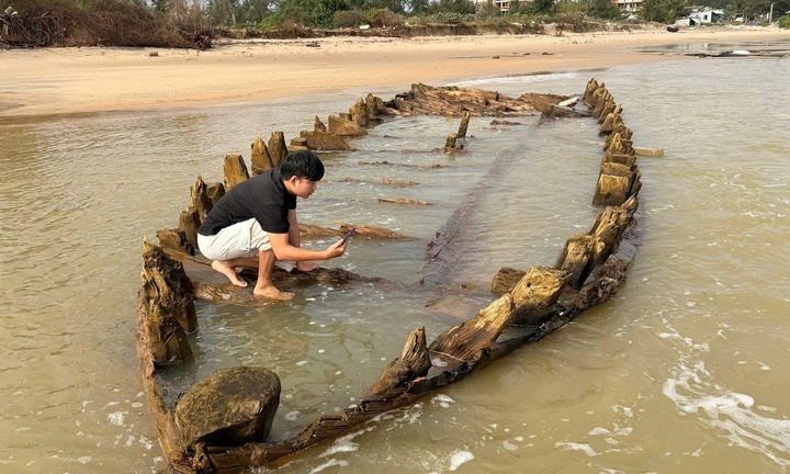 Sóng lớn cuốn trôi lớp cát biển, lộ rõ xác tàu cổ hiếm có ở biển Hội An