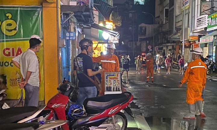 Điều tra vụ nam thiếu niên nghi bị điện giật tử vong khi qua điểm ngập tại trung tâm TP.HCM