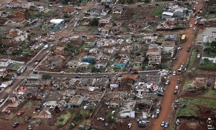 Bất ngờ xuất hiện lốc xoáy, tàn phá một thị trấn ở Brazil, ít nhất 135 người thương vong