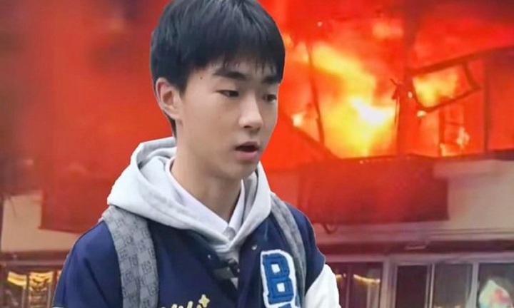 Nam sinh chân trần liều mình lao vào đám cháy, cứu 2 cụ già