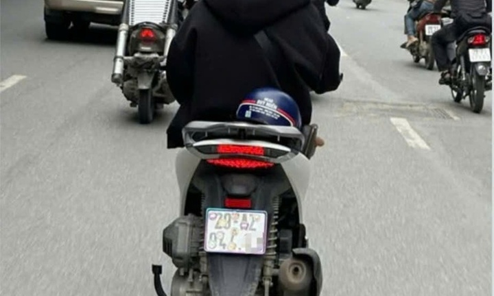 Nam thanh niên bị phạt 5 triệu đồng vì dán sticker che biển số