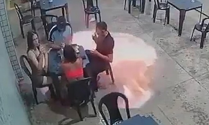 Clip: Đánh rơi que diêm châm thuốc tại trạm xăng, người đàn ông suýt gây thảm họa