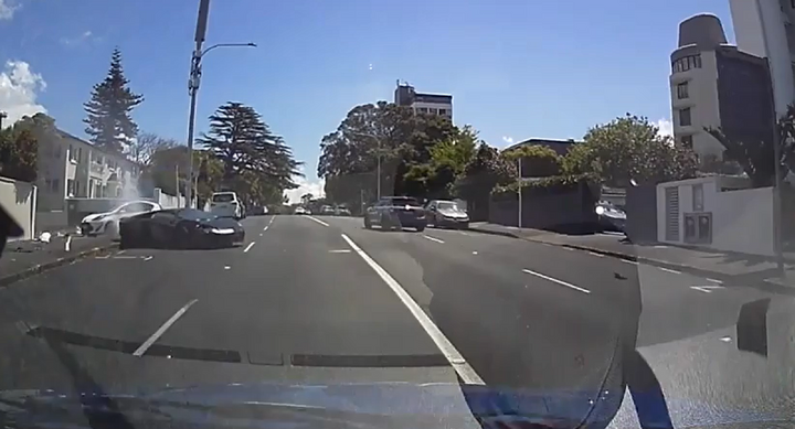 Clip: Khoảnh khắc siêu xe Lamborghini xoay 180 độ, bốc cháy trơ khung vì cố vượt Mini Cooper