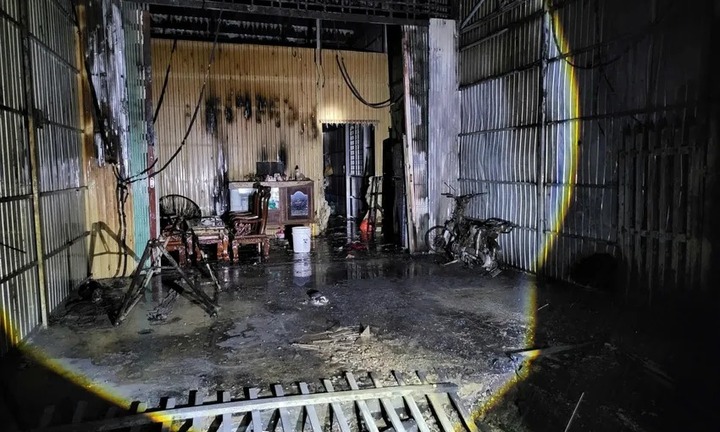 Clip: Trụ điện phát nổ, lửa bùng dữ dội gây cháy lan 4 nhà dân ở Đồng Tháp