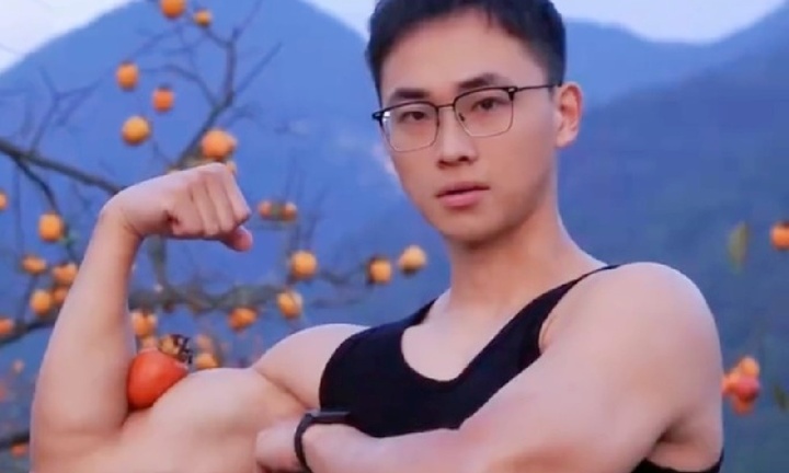 Cựu vận động viên kayak trở thành cán bộ thôn, dùng cơ bắp quảng bá nông sản gây bão mạng