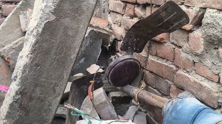 Clip: Ngôi nhà bất ngờ đổ sập, 5 người trong một gia đình tử vong thương tâm