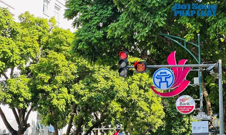 Clip: Đèn tín hiệu giao thông tại một số ngã tư ở Hà Nội áp dụng 8 giây đếm lùi