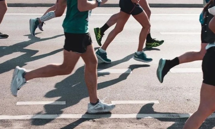 Vận động viên marathon bị xe tải tông khi đang thi đấu